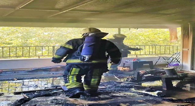 Yanan ev kullanılmaz hale geldi