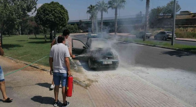 Yanan otomobilden, eşi ve çocuklarını çıkardı