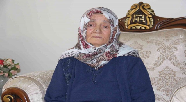 Yangından komşuları tarafından kurtarılan yaşlı çift evsiz kaldı