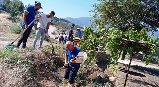 Yarbaşı Belediye Başkanı Mustafa Kaynar kanal temizliği yaptı