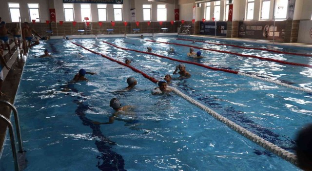 Yarı olimpik yüzme havuzu gençlerin vazgeçilmezi oldu