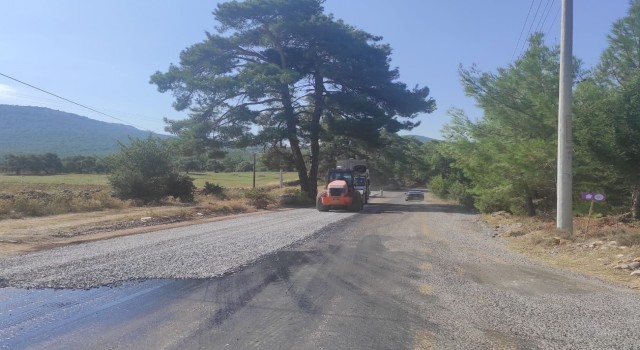 Yatağanın kırsal mahallelerinde yol çalışmalarını sürüyor