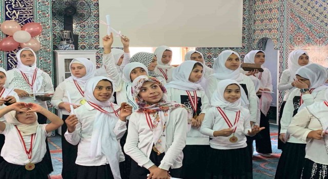 Yaz Kuran kursunu başarıyla bitiren öğrencilere madalya