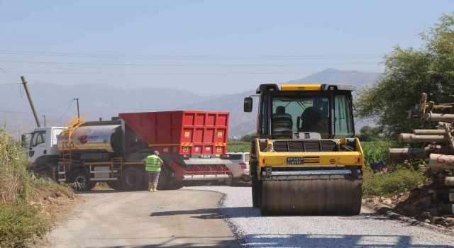 Yeni asfaltlama aracı ile Efelerde ulaşım rahatlıyor