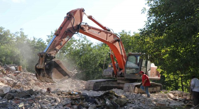 Yenicede evleri yıkılanlar yeni evlerine geçmek için gün sayıyor
