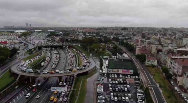 Yenikapı sahil yolunda oluşan trafik havadan görüntülendi