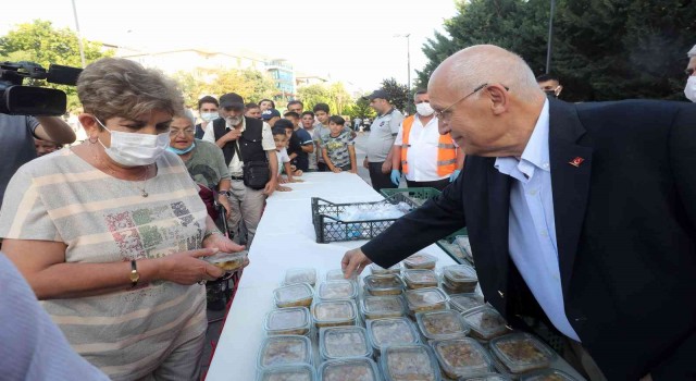 Yenimahalle Belediye Başkanı Fethi Yaşardan Yenimahallelilere aşure ikramı