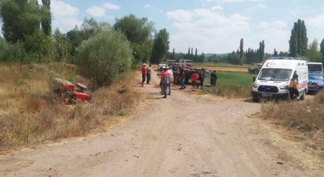 Yeşilyurtta traktör devrildi: 1 ölü, 1 yaralı