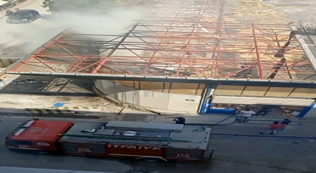 Yıkımı süren pazar yerinde yangın çıktı