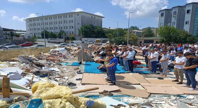 Yıktırılan mescit nedeniyle güneş altında sokakta namaz kıldılar
