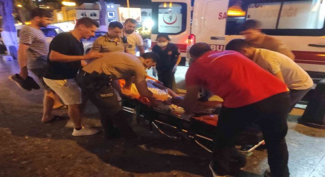Yoldan geçerken ayırmak istediği kavgada bacağından vuruldu