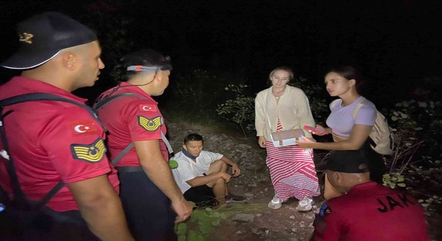 Yolunu kaybedip dağda mahsur kalan 3 turist jandarma tarafından kurtarıldı