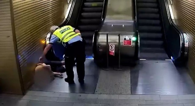 Yürüyen merdivene ters binen hırsız polis tarafından yakalandı