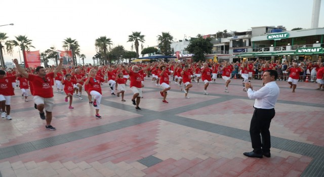 Yüzlerce kişi zeybek oynadı