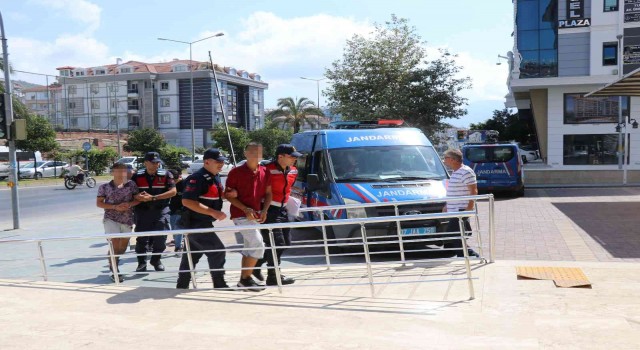 Yüzlerini gizlemeye çalışsalar da yakalandılar