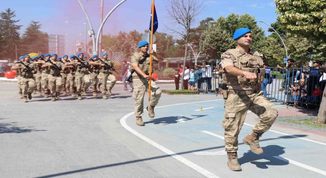 Zafer Bayramının 100. yılında komandolar marşlarla caddeleri inletti