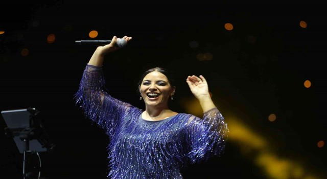Zara, 30 Ağustos Zafer Bayramında Kaşta konser verdi