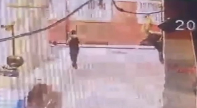 Zeytinburnunda hırsız gözüne kestirdiği binaya böyle tırmandı