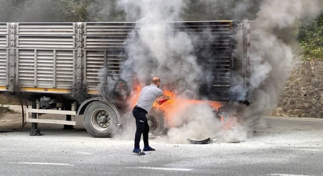 Zigana Dağından inişe geçen tırın fren balatalarının ısınması sonucu arka lastikleri alev aldı