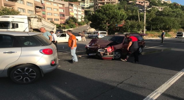 Zonguldakta çarpışan iki otomobil hurdaya döndü: 3 yaralı