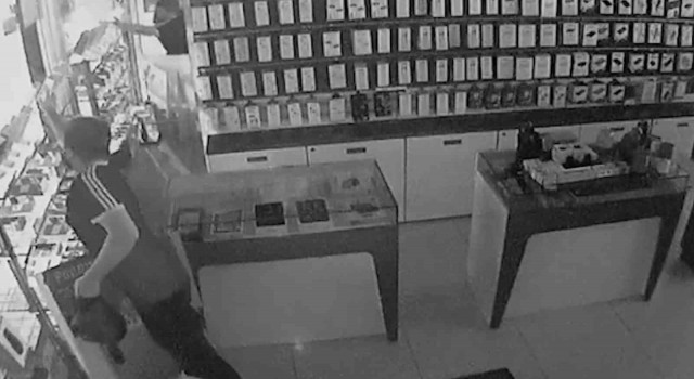 1 ay önce işe girdi, toplam 150 bin TLlik telefon ve kasadaki paraları çalarak kayıplara karıştı