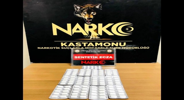 130 adet sentetik hap ile yakalanan şahıslar gözaltına alındı