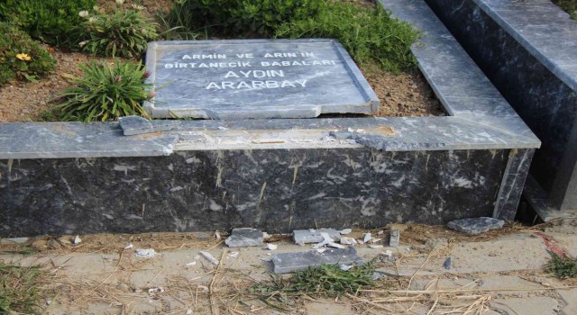 17 Ağustos Mezarlığında büyük saygısızlık