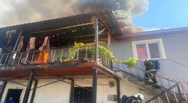 2 katlı ev alevlere teslim oldu