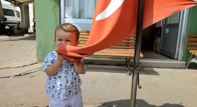 2 yaşındaki Kerem Alinin bayrak sevgisi duygulandırıyor