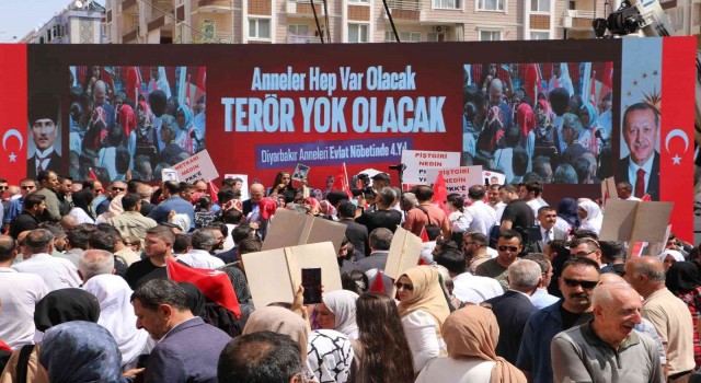 4 yıldır evlat nöbetinde olan aileler vatandaşa kepenk kapatan HDPnin kepengini kapattı