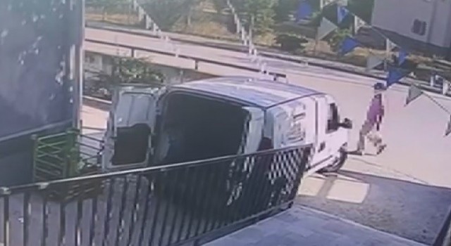5 dakikalığına indiği aracı saniyeler içinde soyuldu