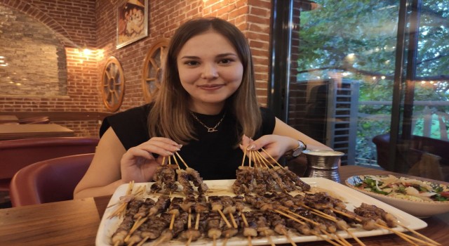 54 kiloluk genç kız, 43 dakikada 240 çöp şiş yiyerek 13 bin TLlik ödülün sahibi oldu