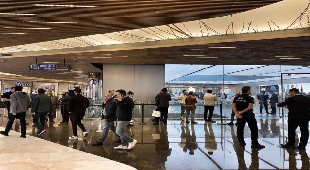 57 bin TLlik cep telefonunu almak için kuyruğa girdiler
