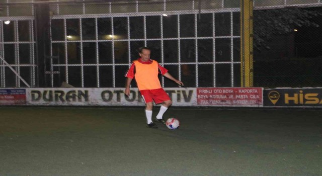 70 yaşına rağmen top koşturmaya devam ediyor