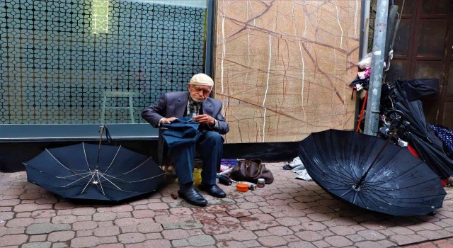 70 yıllık şemsiye tamircisi: “Takatim oluncaya dek bu işi yapacağım”
