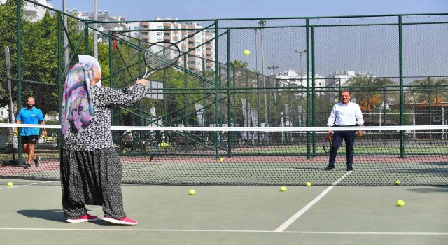 72 yaşındaki tenisle tanıştı