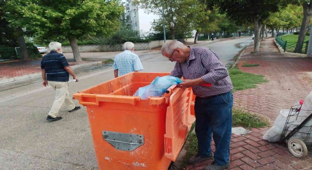 75lik delikanlı günde 10 kilometre yürüyerek atık topluyor