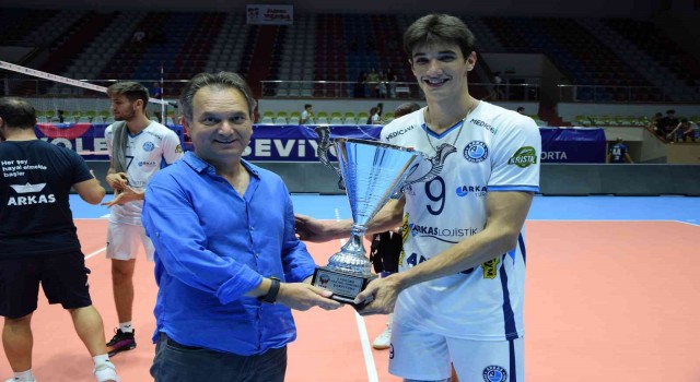 8. TSYD İzmir Voleybol Turnuvasında kazanan Arkasspor