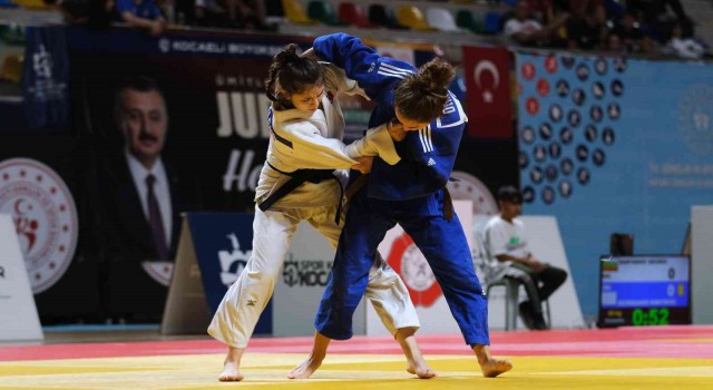 9 ülkeden 259 sporcu kozlarını Kocaelide paylaşıyor