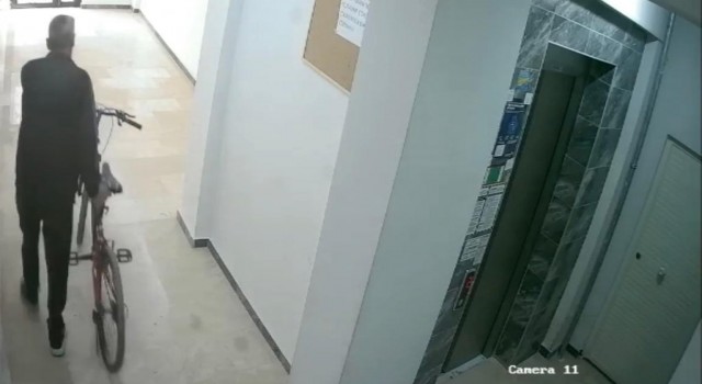 Açık bulduğu apartman kapısından girerek bisiklet çaldı