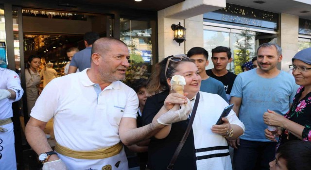 Açılışa özel ücretsiz dondurma ikramı