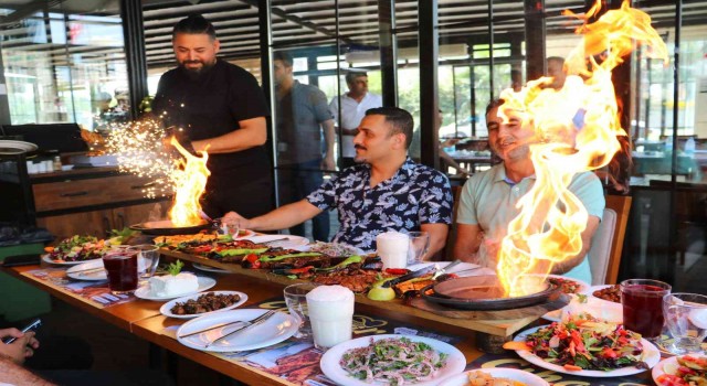 Adana kebaba ateşli sunum