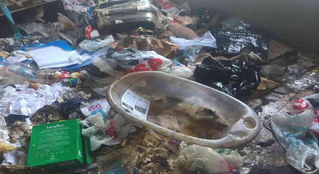 Adanada çöp ev şoke etti