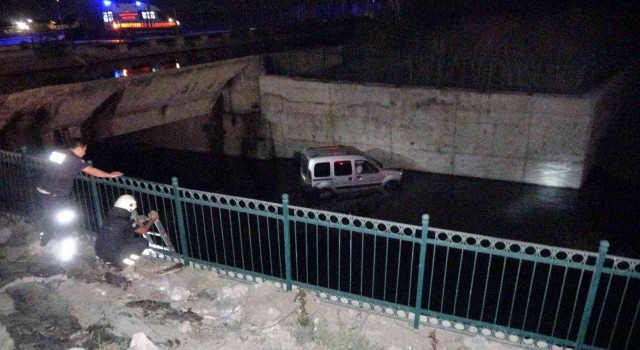 Adanada hafif ticari araç kanala düştü: 1 yaralı