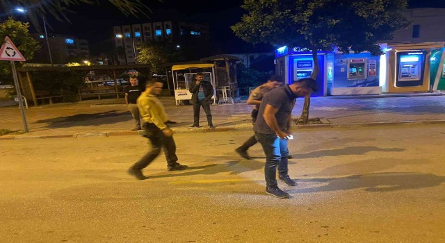 Adanada otomobile silahlı saldırı: 2 ağır yaralı