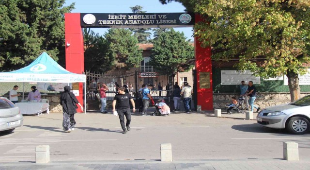 Adaylar içeride, yakınları dışarıda ter döküyor