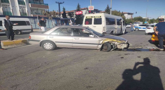 Adıyamanda 7 otomobil bir birine girdi: 1 yaralı