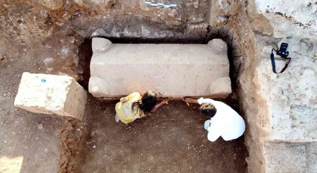 Adıyamanda içerisinde 4 iskeletin bulunduğu bin 800 yıllık mezar bulundu