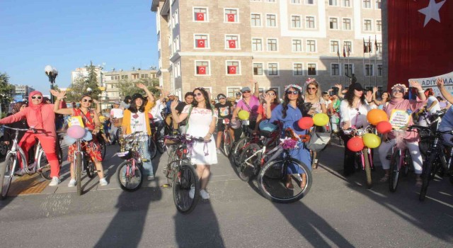 Adıyamanda, süslü kadınlar pedal çevirdi