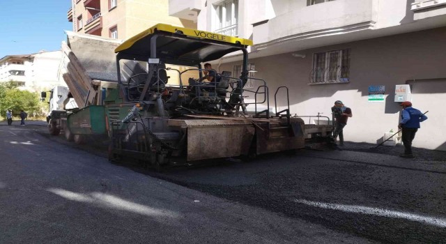 Ağrı Belediyesi, asfaltlama çalışmalarına devam ediyor